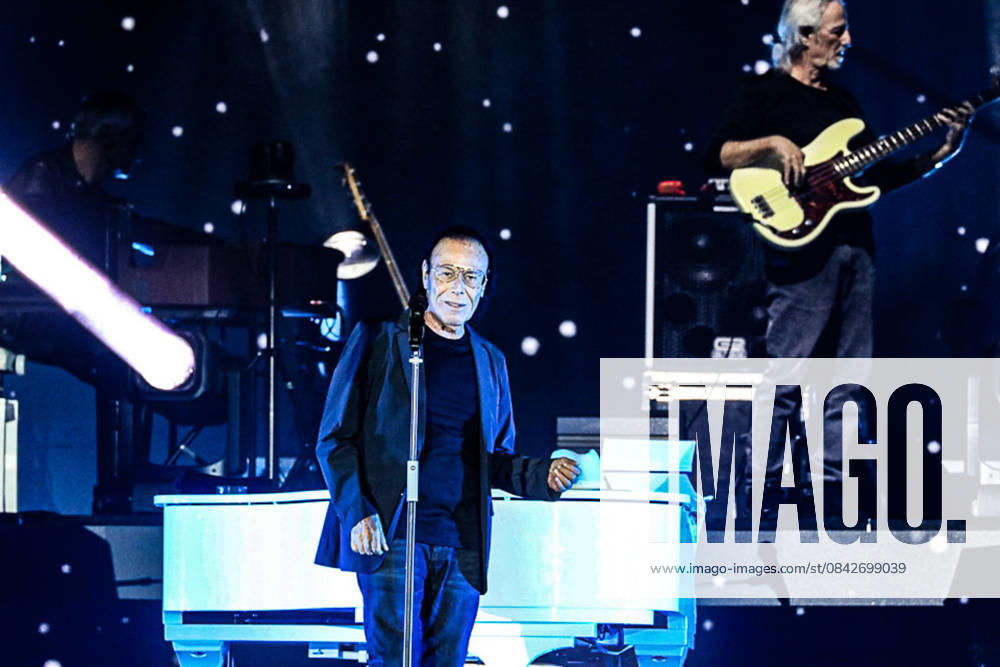 Music Concert - ANTONELLO VENDITTI The italian singer Antonello Venditti during the concert in Turin during ANTONELLO VENDITTI, Music Concert in TORINO, Italy, December 12 2025 TORINO INALPI ARENA Italy