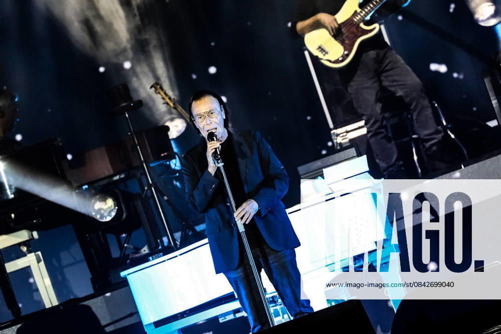 Music Concert - ANTONELLO VENDITTI The italian singer Antonello Venditti during the concert in Turin during ANTONELLO VENDITTI, Music Concert in TORINO, Italy, December 12 2025 TORINO INALPI ARENA Italy