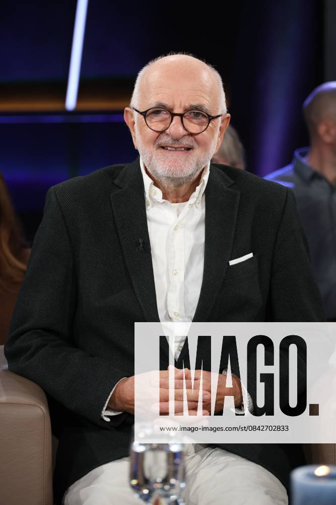 Prof Helmut Seitz, specialist in internal medicine and alcohol researcher, as a guest on the NDR Talk Show on 12 12 2025, photo session before the live broadcast on the 3 program of NDR television in the Hamburg Lokstedt television studio
