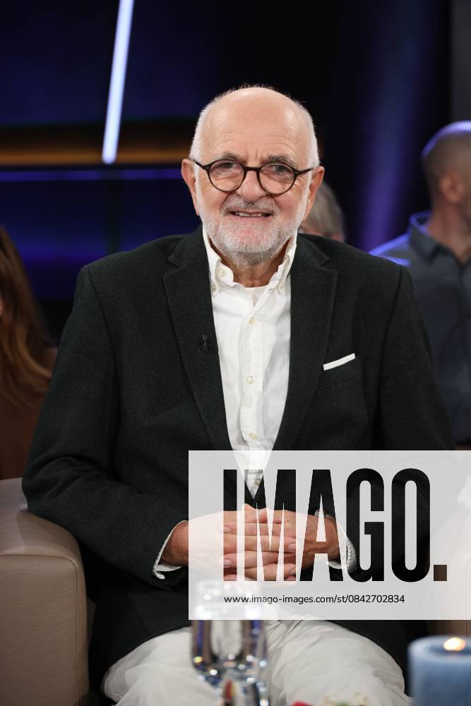 Prof Helmut Seitz, specialist in internal medicine and alcohol researcher, as a guest on the NDR Talk Show on 12 12 2025, photo session before the live broadcast on the 3 program of NDR television in the Hamburg Lokstedt television studio