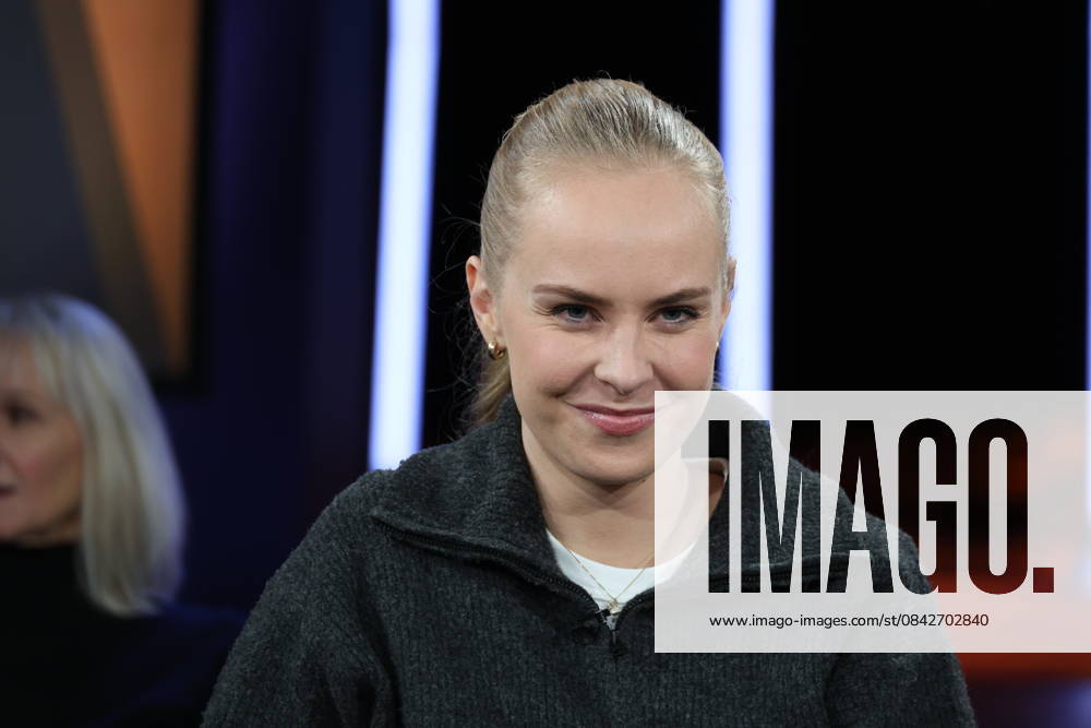 Clara Lösel, poet and author, guest on the NDR Talk Show on 12 12 2025, photo session before the live broadcast on the 3 program of NDR television in the Hamburg Lokstedt television studio