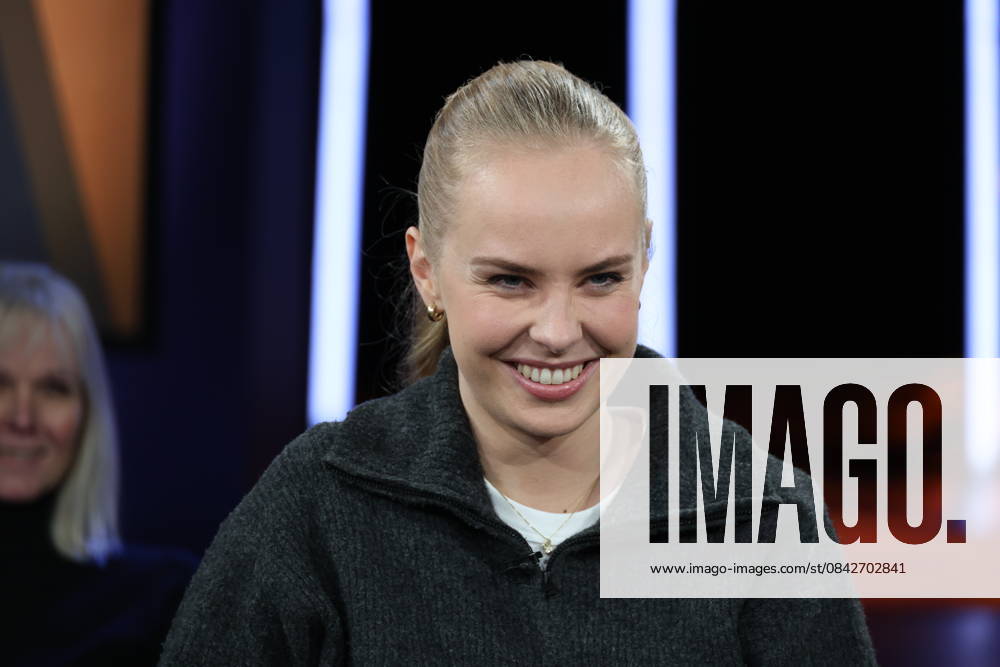 Clara Lösel, poet and author, guest on the NDR Talk Show on 12 12 2025, photo session before the live broadcast on the 3 program of NDR television in the Hamburg Lokstedt television studio