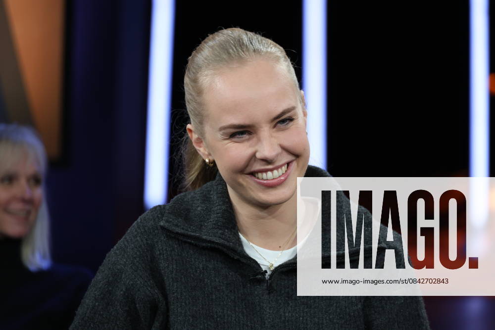 Clara Lösel, poet and author, guest on the NDR Talk Show on 12 12 2025, photo session before the live broadcast on the 3 program of NDR television in the Hamburg Lokstedt television studio