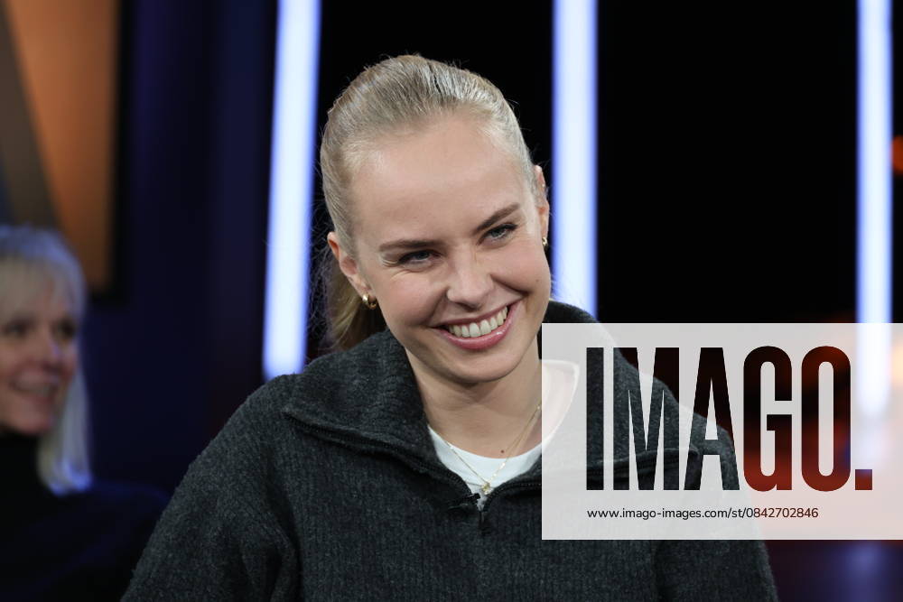 Clara Lösel, poet and author, guest on the NDR Talk Show on 12 12 2025, photo session before the live broadcast on the 3 program of NDR television in the Hamburg Lokstedt television studio