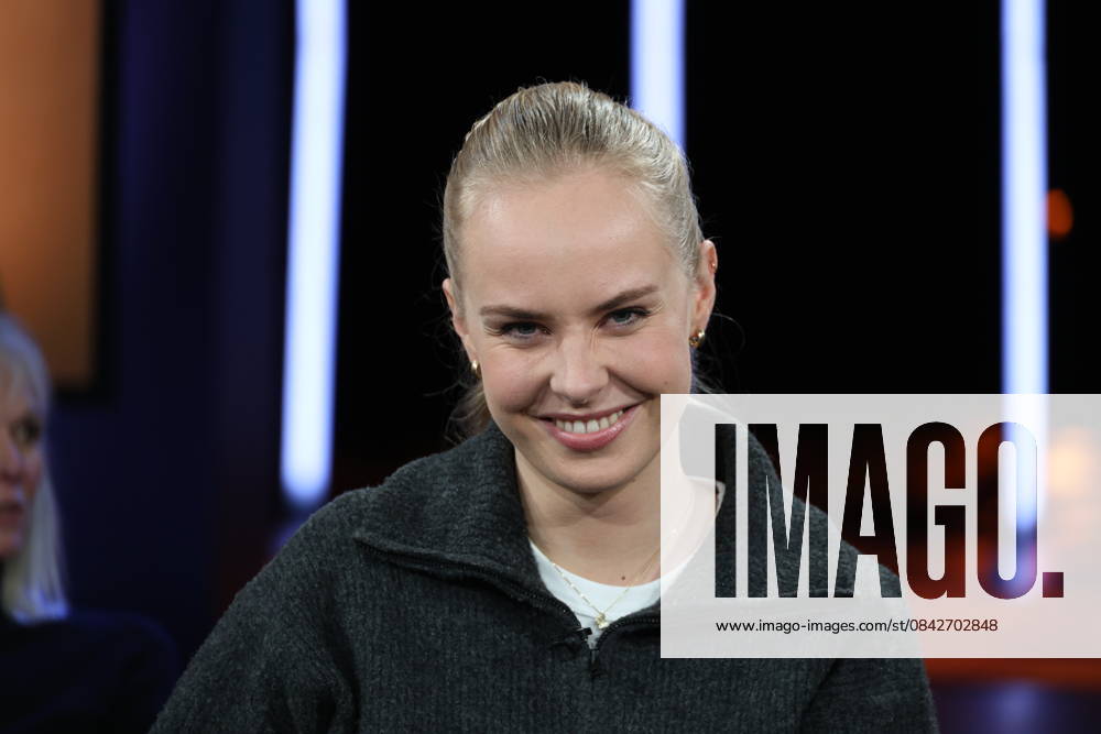 Clara Lösel, poet and author, guest on the NDR Talk Show on 12 12 2025, photo session before the live broadcast on the 3 program of NDR television in the Hamburg Lokstedt television studio