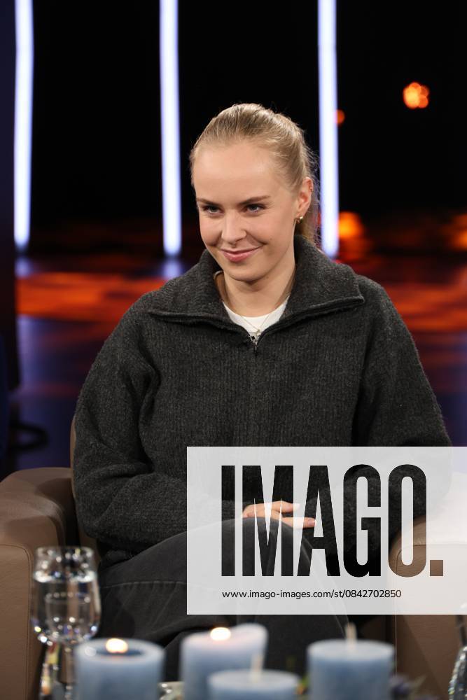 Clara Lösel, poet and author, guest on the NDR Talk Show on 12 12 2025, photo session before the live broadcast on the 3 program of NDR television in the Hamburg Lokstedt television studio