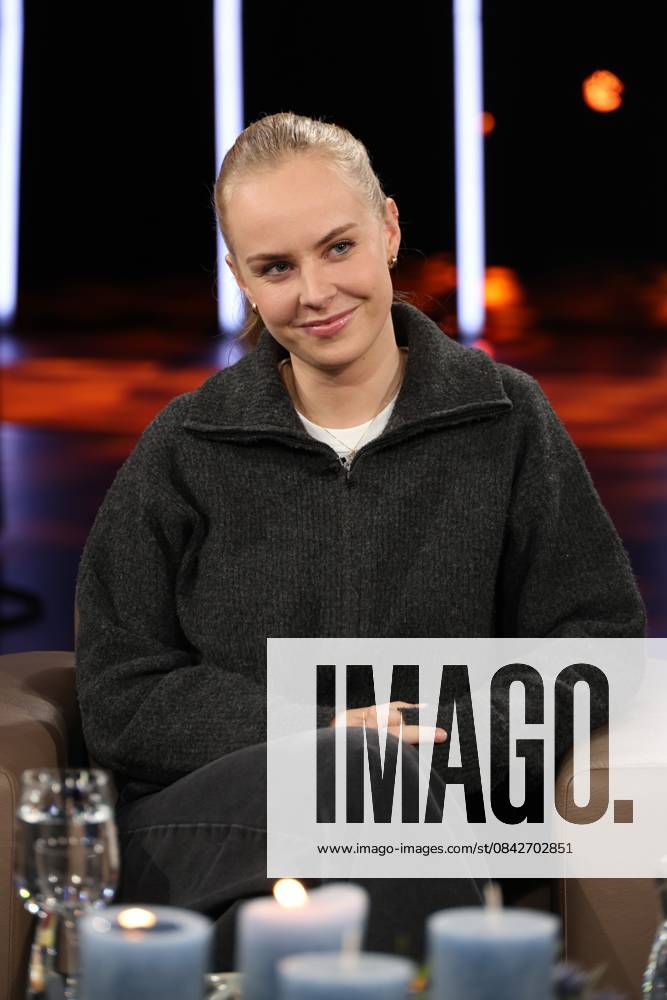 Clara Lösel, poet and author, guest on the NDR Talk Show on 12 12 2025, photo session before the live broadcast on the 3 program of NDR television in the Hamburg Lokstedt television studio
