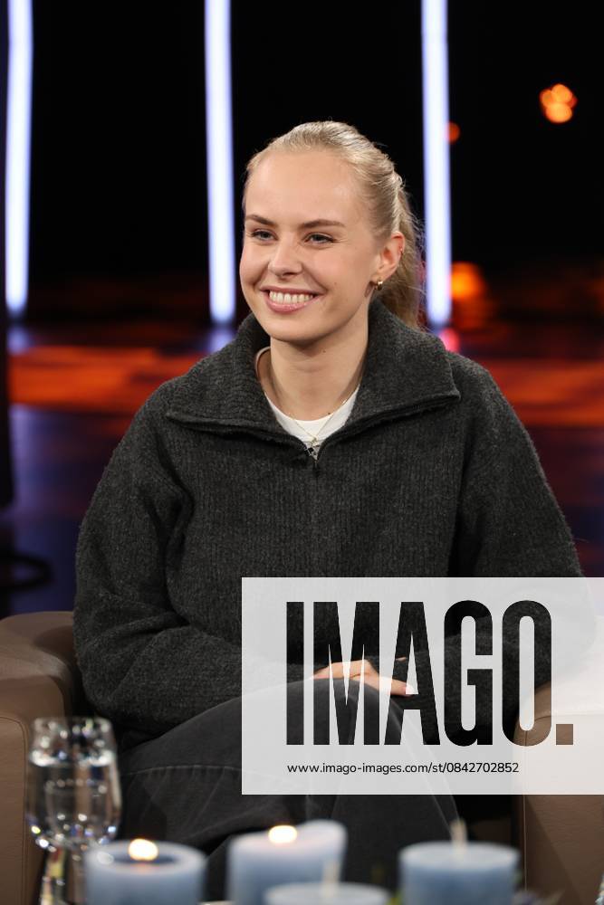 Clara Lösel, poet and author, guest on the NDR Talk Show on 12 12 2025, photo session before the live broadcast on the 3 program of NDR television in the Hamburg Lokstedt television studio