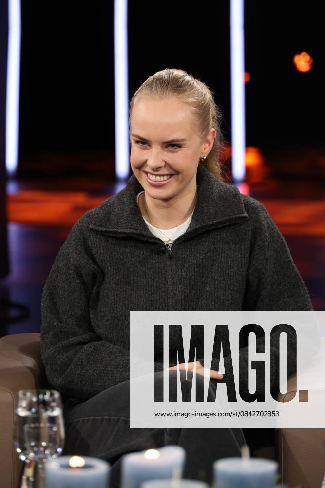 Clara Lösel, poet and author, guest on the NDR Talk Show on 12 12 2025, photo session before the live broadcast on the 3 program of NDR television in the Hamburg Lokstedt television studio