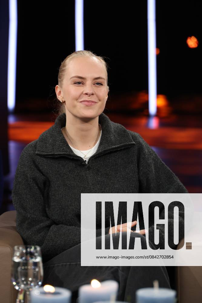 Clara Lösel, poet and author, guest on the NDR Talk Show on 12 12 2025, photo session before the live broadcast on the 3 program of NDR television in the Hamburg Lokstedt television studio