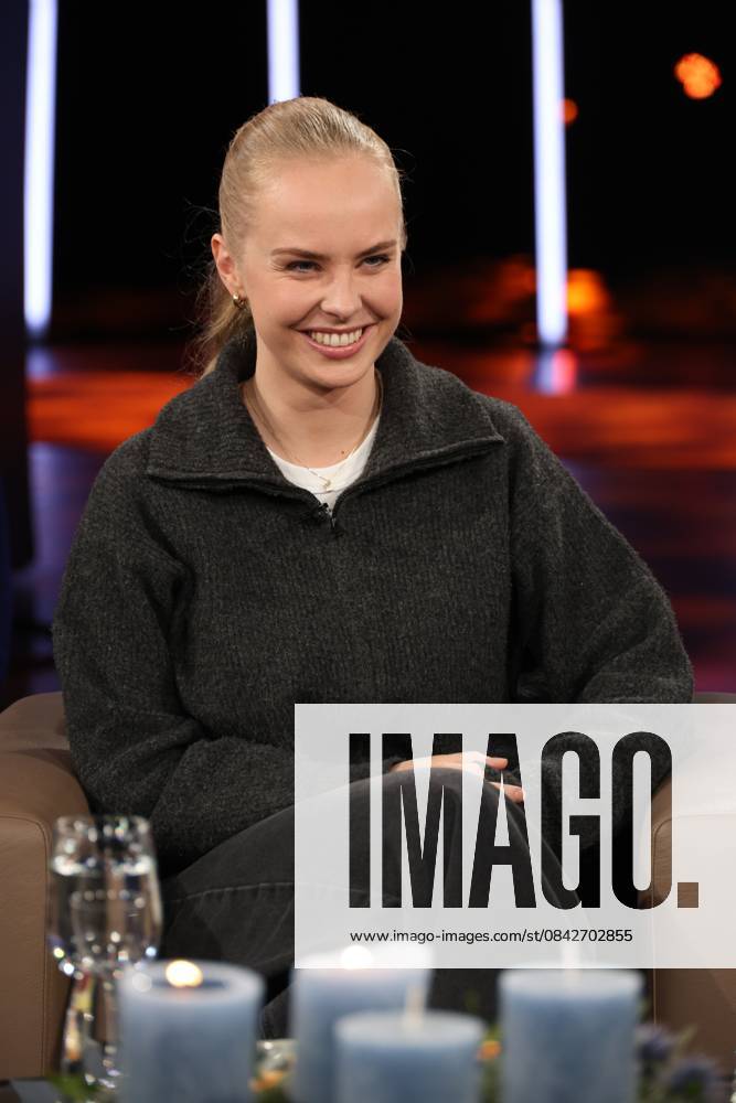 Clara Lösel, poet and author, guest on the NDR Talk Show on 12 12 2025, photo session before the live broadcast on the 3 program of NDR television in the Hamburg Lokstedt television studio