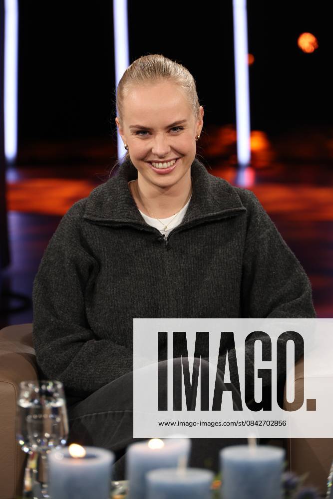 Clara Lösel, poet and author, guest on the NDR Talk Show on 12 12 2025, photo session before the live broadcast on the 3 program of NDR television in the Hamburg Lokstedt television studio