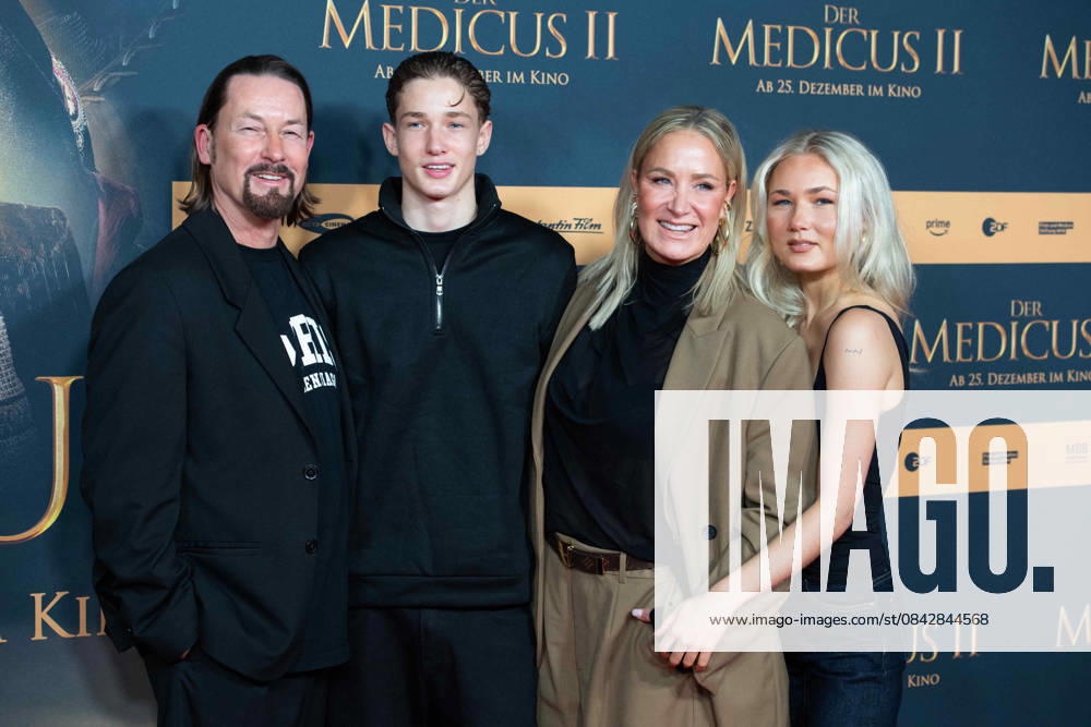 Janine KUNZE, actress, with her family, husband Jens BUDACH, son Luiz BUDACH and daughter Lili BUDACH, actress, red carpet, red carpet show, arrival, film premiere DER MEDICUS 2 on 15 12 2025 at the Cinedom cinema in Cologne,