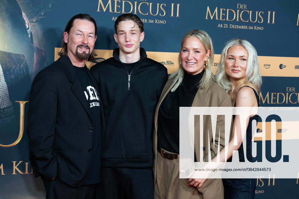 Janine KUNZE, actress, with her family, husband Jens BUDACH, son Luiz BUDACH and daughter Lili BUDACH, actress, red carpet, red carpet show, arrival, film premiere DER MEDICUS 2 on 15 12 2025 at the Cinedom cinema in Cologne,