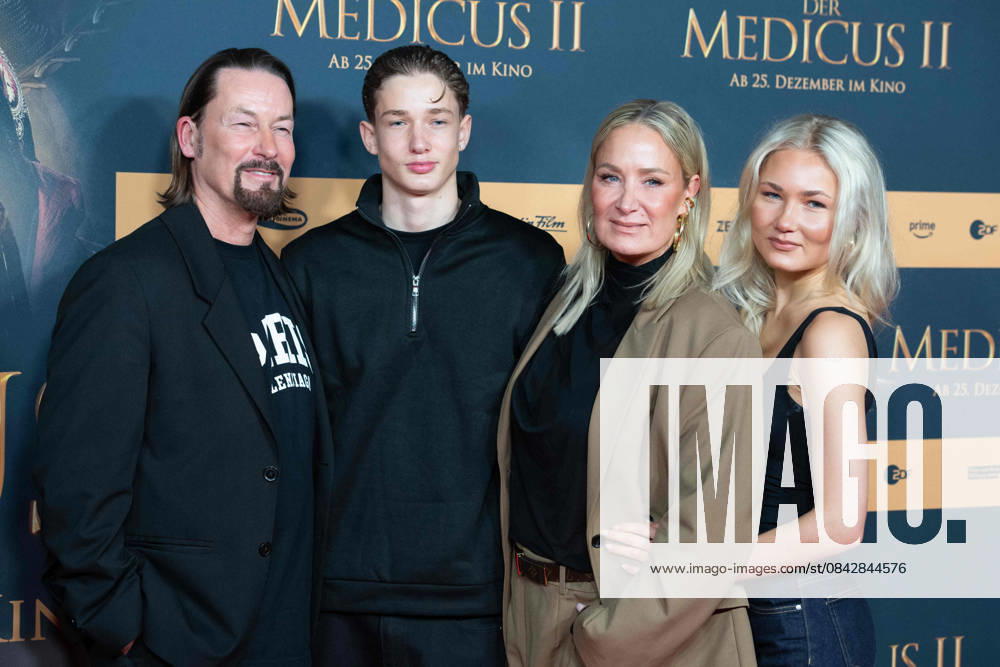 Janine KUNZE, actress, with her family, husband Jens BUDACH, son Luiz BUDACH and daughter Lili BUDACH, actress, red carpet, red carpet show, arrival, film premiere DER MEDICUS 2 on 15 12 2025 at the Cinedom cinema in Cologne,