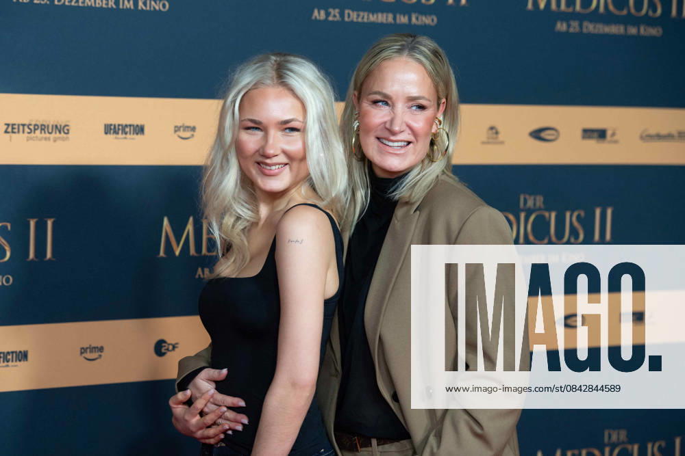 Janine KUNZE, actress, with her daughter Lili BUDACH, actress, red carpet, red carpet show, arrival, film premiere DER MEDICUS 2 on 15 12 2025 at the Cinedom cinema in Cologne,