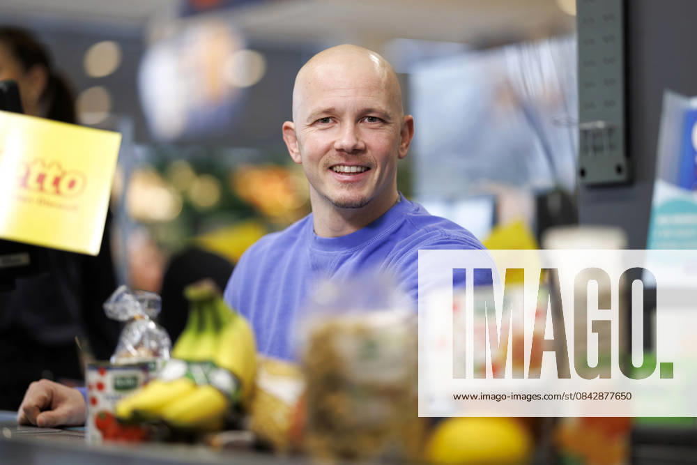 Professional gymnast Fabian Hambüchen sits at the checkout of a Netto supermarket in Cologne The Olympic champion and former competitive gymnast supported Netto Marken Discounts nationwide fundraising campaign for Tafel Deutschland Cologne, 16 12 2025 NRW Germany