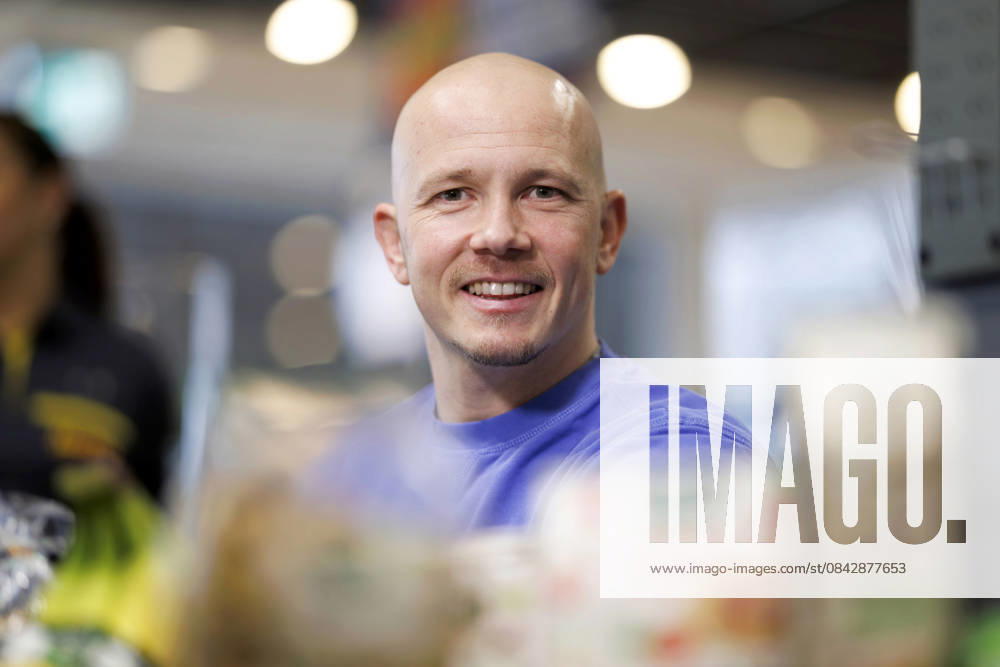 Professional gymnast Fabian Hambüchen sits at the checkout of a Netto supermarket in Cologne The Olympic champion and former competitive gymnast supported Netto Marken Discounts nationwide fundraising campaign for Tafel Deutschland Cologne, 16 12 2025 NRW Germany