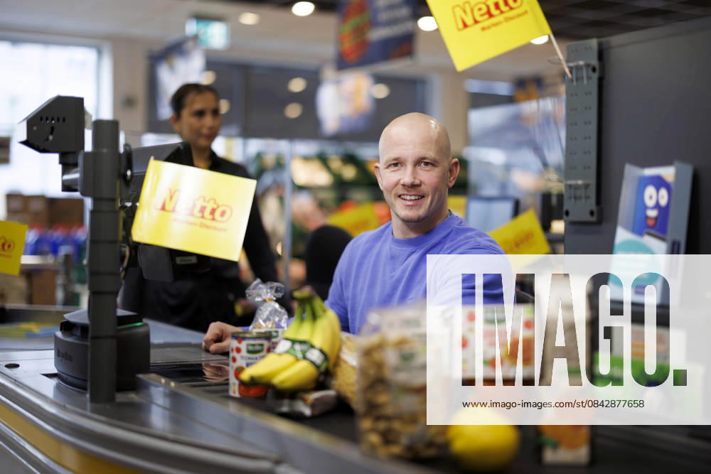 Professional gymnast Fabian Hambüchen sits at the checkout of a Netto supermarket in Cologne The Olympic champion and former competitive gymnast supported Netto Marken Discounts nationwide fundraising campaign for Tafel Deutschland Cologne, 16 12 2025 NRW Germany