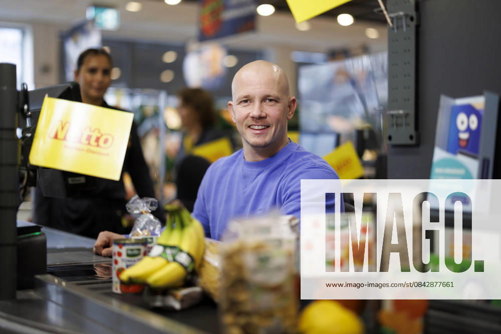 Professional gymnast Fabian Hambüchen sits at the checkout of a Netto supermarket in Cologne The Olympic champion and former competitive gymnast supported Netto Marken Discounts nationwide fundraising campaign for Tafel Deutschland Cologne, 16 12 2025 NRW Germany