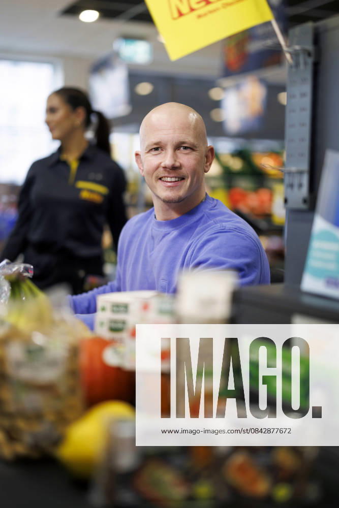 Professional gymnast Fabian Hambüchen sits at the checkout of a Netto supermarket in Cologne The Olympic champion and former competitive gymnast supported Netto Marken Discounts nationwide fundraising campaign for Tafel Deutschland Cologne, 16 12 2025 NRW Germany