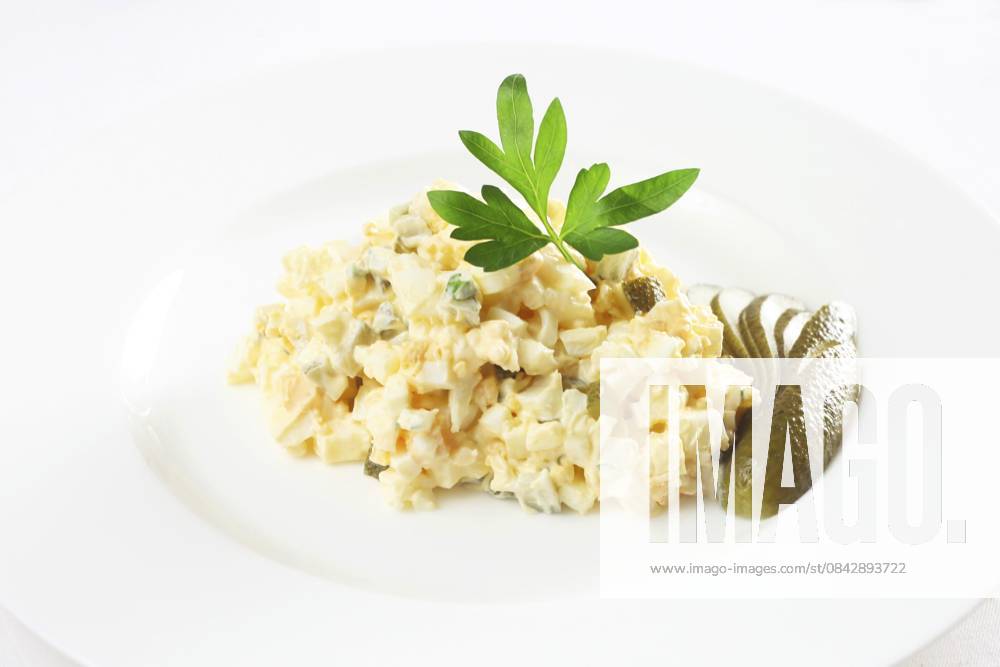Food, Eiersalat mit Petersilie und Essiggurke auf weißem Teller Food, Egg Salad With Parsley And A Gherkin On A White Plate