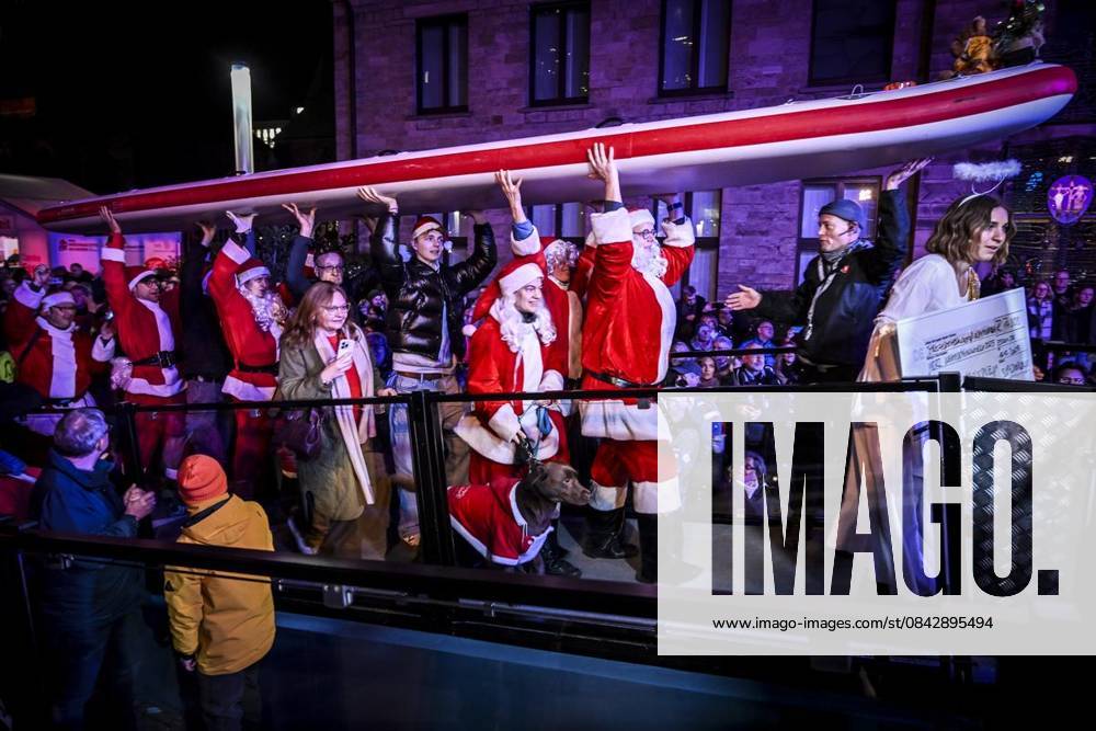 Publikum und Spender auf dem Burgplatz am Dienstag, dem 16. Dezember 2025. Das Weihnachtswunder am Dienstagauf dem Burgplatz am Tag 3. Die vier Moderatoren Sabine Heinrich, Steffi Neu, Jan Malte Andresen und Thomas Bug moderieren das Weihnachtswunder für den WDR. Immer steht mindestens einer von ihnen a