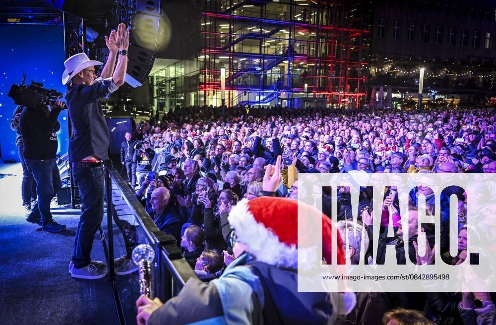 Auftritt The BossHoss am Dienstag, dem 16. Dezember 2025. Das Weihnachtswunder am Dienstagauf dem Burgplatz am Tag 3. Die vier Moderatoren Sabine Heinrich, Steffi Neu, Jan Malte Andresen und Thomas Bug moderieren das Weihnachtswunder für den WDR. Immer steht mindestens einer von ihnen am Mikrofon und n