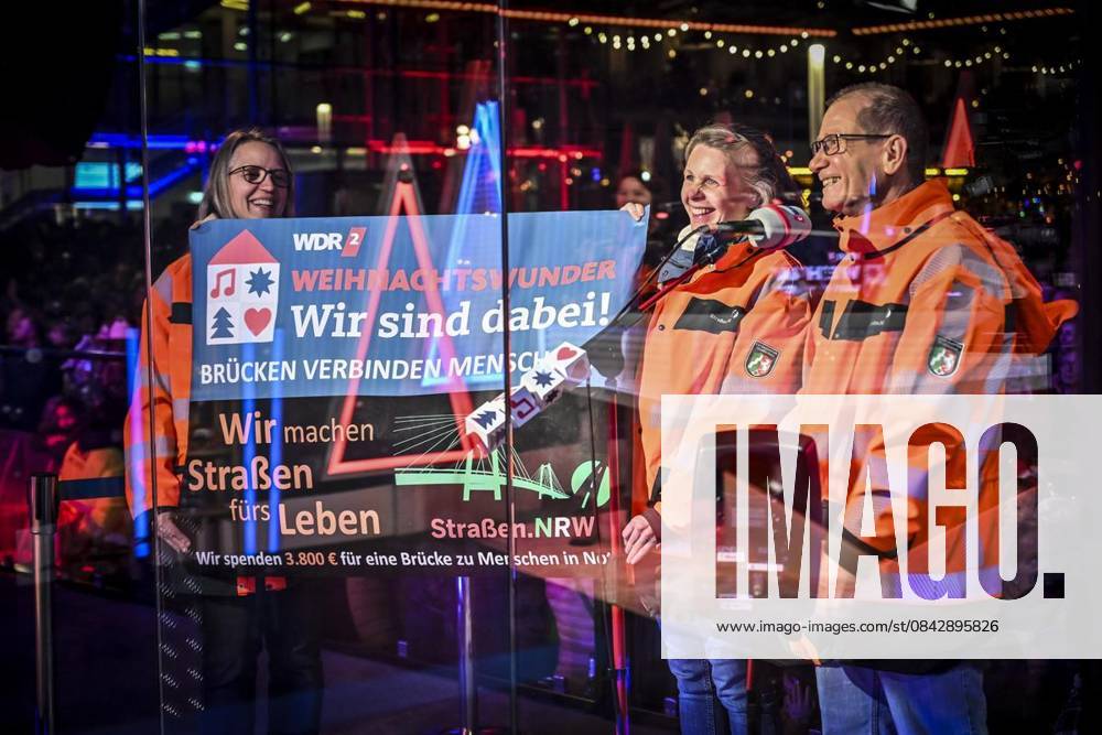 Publikum und Spender auf dem Burgplatz am Dienstag, dem 16. Dezember 2025. Das Weihnachtswunder am Dienstagauf dem Burgplatz am Tag 3. Die vier Moderatoren Sabine Heinrich, Steffi Neu, Jan Malte Andresen und Thomas Bug moderieren das Weihnachtswunder für den WDR. Immer steht mindestens einer von ihnen a