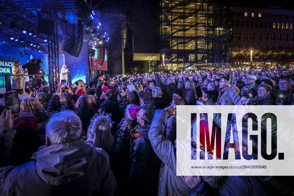 Auftritt Stefanie Heinzmann am Dienstag, dem 16. Dezember 2025. Das Weihnachtswunder am Dienstagauf dem Burgplatz am Tag 3. Die vier Moderatoren Sabine Heinrich, Steffi Neu, Jan Malte Andresen und Thomas Bug moderieren das Weihnachtswunder für den WDR. Immer steht mindestens einer von ihnen am Mikrofon