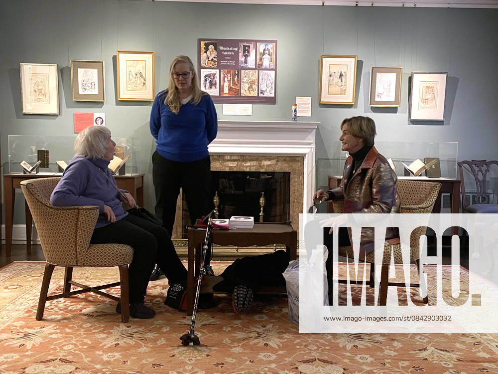 Photograph showing the curators of the exhibition ‘Paper Jane: 250 Years of Austen’ and members of the Grolier Club, Sandra Clark (L) and Mary Crawford (R) speaking in New York, USA, 16 December 2025. Despite her short life, Austen (1775-1817) left behind an enduring legacy that the Grolier Club, a society of bibliophiles in New York, will explore in detail until February. New York displays a love letter to Jane Austen and her 250-year legacy !ACHTUNG: NUR REDAKTIONELLE NUTZUNG!