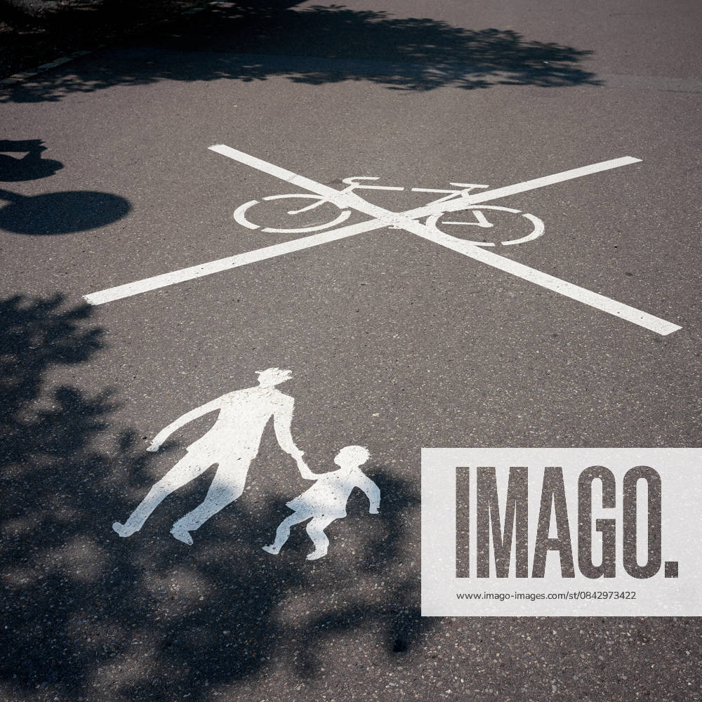 Weg für Fußgänger und Verbot für Fahrräder Markierung für einen Weg für Fußgänger und Verbot für Fahrräder in Bregenz in Österreich (License=RF)