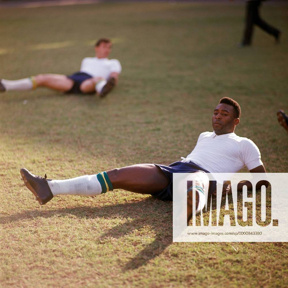 Pele (Brasilien) beim Stretching Fußball Herren Nationalmannschaft 1965, Nationalteam Einzelbild Rio de Janeiro
