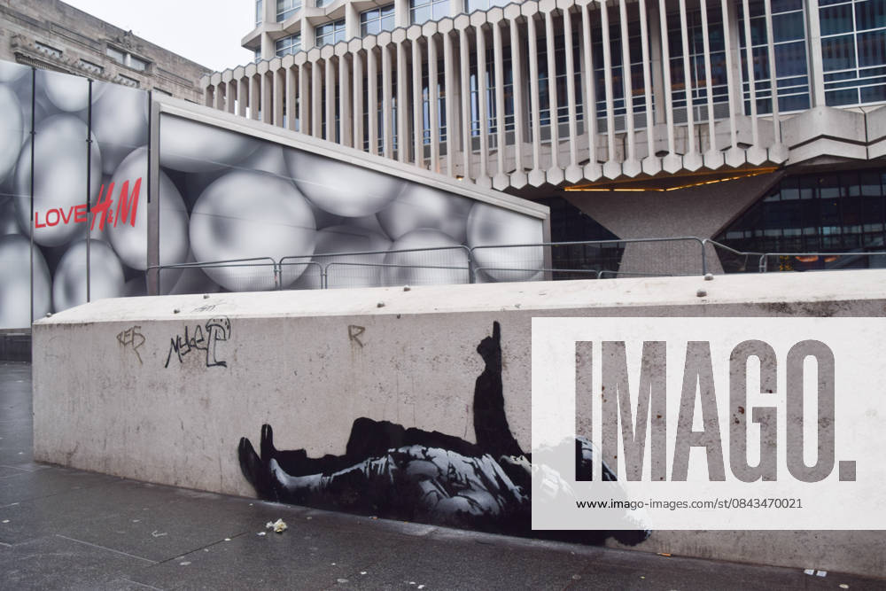 A new artwork, suspected to be by elusive street artist Banksy, has appeared outside Centre Point and Tottenham Court Road Station. The artwork depicts two children lying on their backs and pointing upwards. The artwork has not yet been confirmed as a genuine Banksy. London United Kingdom - ZUMAv130 20251221_zip_v130_001