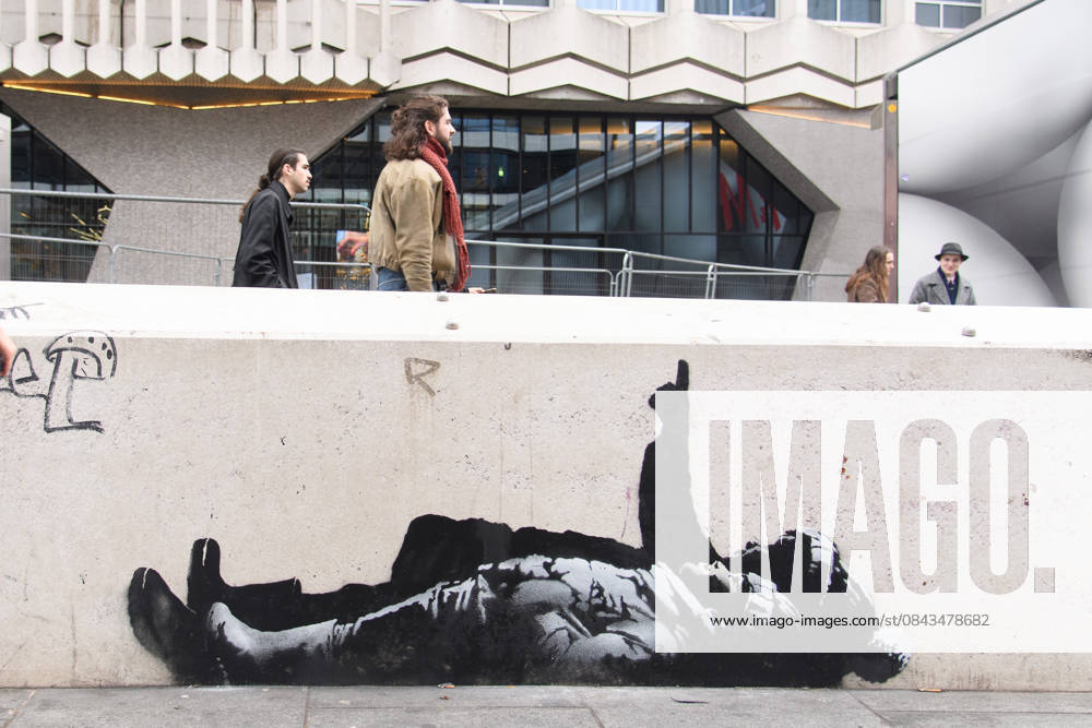 Suspected Banksy Appears at Tottenham Court Road, London, UK - 21 December 2025 A suspected Banksy artwork depicting children pointing up at the sky has appeared on Tottenham Court Road, London, England, UK on Sunday 21 December, 2025 with the Centre Point skyscraper tower in the background, a potential reference to the skyscraper s history of being an empty skyscraper for the rich that could have housed homeless people and to the homeless charity Centrepoint which was founded in protest at Centre Point., Credit:Justin Ng Avalon UK, England, London, Tottenham Court Road