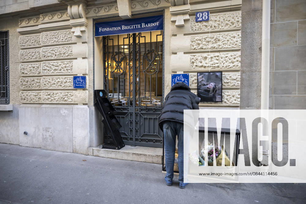 Flowers at Fondation Brigitte Bardot After Actress Death - Paris This picture shows a man who sign a book of condolences in front of the entrance of the Fondation Brigitte Bardot with a flowers set on the door following the death of French actress and animal rights activist Brigitte Bardot in Paris on December 28, 2025. Photo by Eliot Blondet ABACAPRES.COM Paris Ile-de-France France