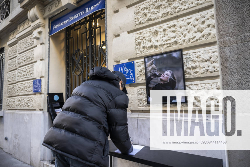 Flowers at Fondation Brigitte Bardot After Actress Death - Paris This picture shows a man who sign a book of condolences in front of the entrance of the Fondation Brigitte Bardot with a flowers set on the door following the death of French actress and animal rights activist Brigitte Bardot in Paris on December 28, 2025. Photo by Eliot Blondet ABACAPRES.COM Paris Ile-de-France France