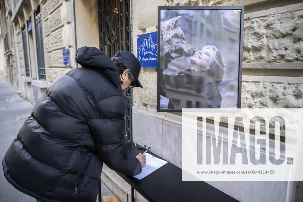 Flowers at Fondation Brigitte Bardot After Actress Death - Paris This picture shows a man who sign a book of condolences in front of the entrance of the Fondation Brigitte Bardot with a flowers set on the door following the death of French actress and animal rights activist Brigitte Bardot in Paris on December 28, 2025. Photo by Eliot Blondet ABACAPRES.COM Paris Ile-de-France France