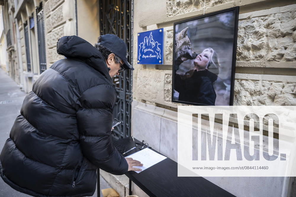 Flowers at Fondation Brigitte Bardot After Actress Death - Paris This picture shows a man who sign a book of condolences in front of the entrance of the Fondation Brigitte Bardot with a flowers set on the door following the death of French actress and animal rights activist Brigitte Bardot in Paris on December 28, 2025. Photo by Eliot Blondet ABACAPRES.COM Paris Ile-de-France France