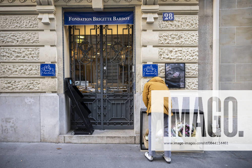 Flowers at Fondation Brigitte Bardot After Actress Death - Paris This picture shows a man who sign a book of condolences in front of the entrance of the Fondation Brigitte Bardot with a flowers set on the door following the death of French actress and animal rights activist Brigitte Bardot in Paris on December 28, 2025. Photo by Eliot Blondet ABACAPRES.COM Paris Ile-de-France France