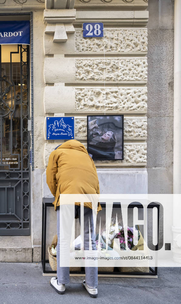 Flowers at Fondation Brigitte Bardot After Actress Death - Paris This picture shows a man who sign a book of condolences in front of the entrance of the Fondation Brigitte Bardot with a flowers set on the door following the death of French actress and animal rights activist Brigitte Bardot in Paris on December 28, 2025. Photo by Eliot Blondet ABACAPRES.COM Paris Ile-de-France France
