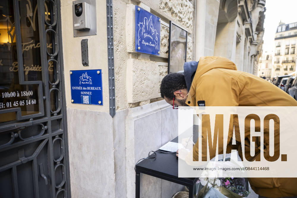Flowers at Fondation Brigitte Bardot After Actress Death - Paris This picture shows a man who sign a book of condolences in front of the entrance of the Fondation Brigitte Bardot with a flowers set on the door following the death of French actress and animal rights activist Brigitte Bardot in Paris on December 28, 2025. Photo by Eliot Blondet ABACAPRES.COM Paris Ile-de-France France
