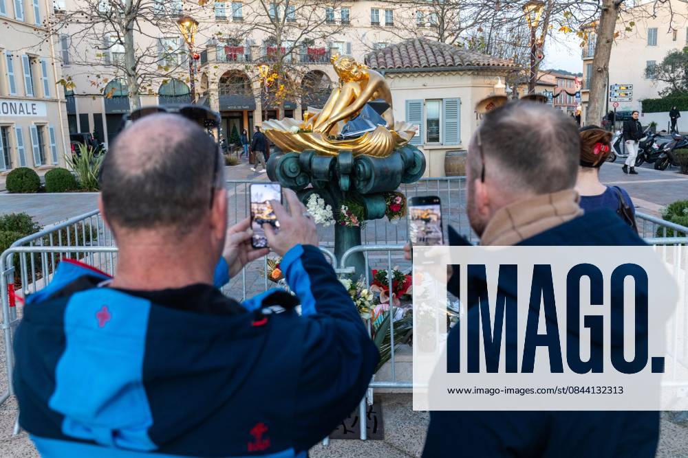 SAINT TROPEZ DECES BRIGITTE BARDOT PHOTOPQR NICE MATIN Florian ESCOFFIER SAINT TROPEZ LE 29 12 2025 UN JOUR APRES LE DECES BRIGITTE BARDOT 29 12 2025 - Death of Brigitte Bardot In downtown Saint Tropez, fans pay tribute to the late star by laying flowers in front of the BB statue at Place Blanqui France