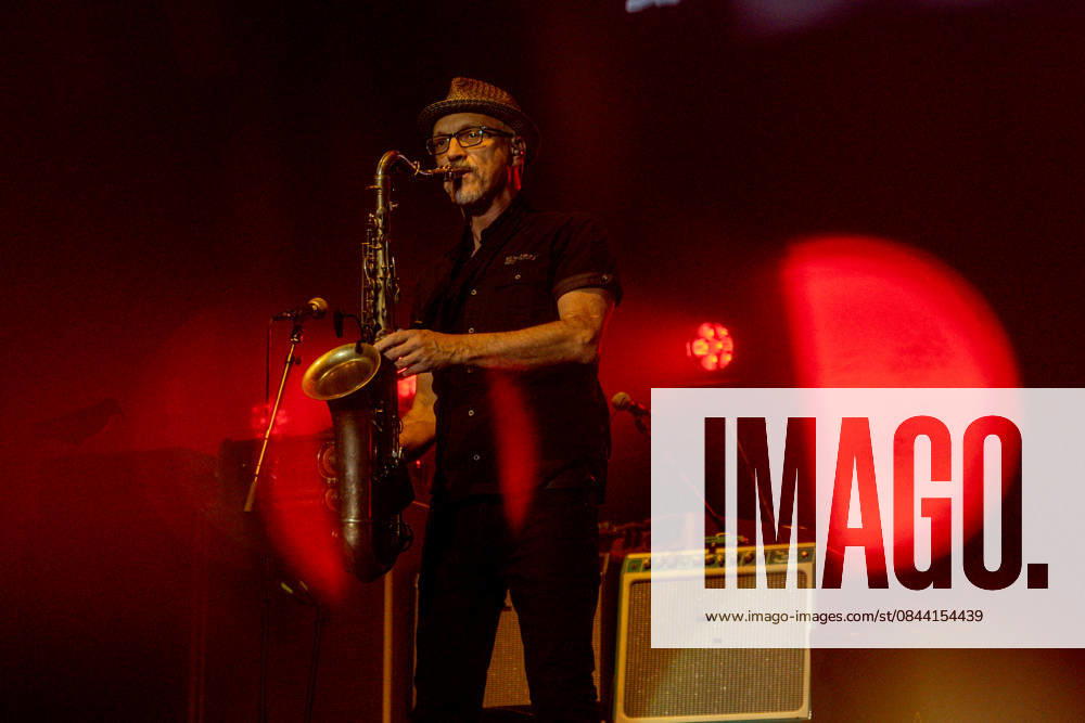 Fito Fitipaldis performs at the Movistar Arena The musical group Fito Fitipaldis during their concert at the Movistar Arena, on December 29, 2025, in Madrid Spain Fito y Fitipaldis return to the Movistar Arena in Madrid more than two years later, within their tour Aullidos Tour, in which they will combine their classic songs with new songs On the stage also sounds El monte de los aullidos, their eighth album Espana