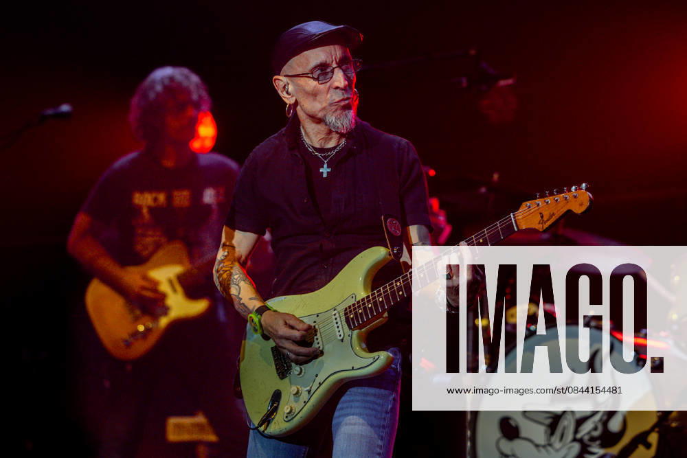 Fito Fitipaldis performs at the Movistar Arena The musical group Fito Fitipaldis during their concert at the Movistar Arena, on December 29, 2025, in Madrid Spain Fito y Fitipaldis return to the Movistar Arena in Madrid more than two years later, within their tour Aullidos Tour, in which they will combine their classic songs with new songs On the stage also sounds El monte de los aullidos, their eighth album Espana