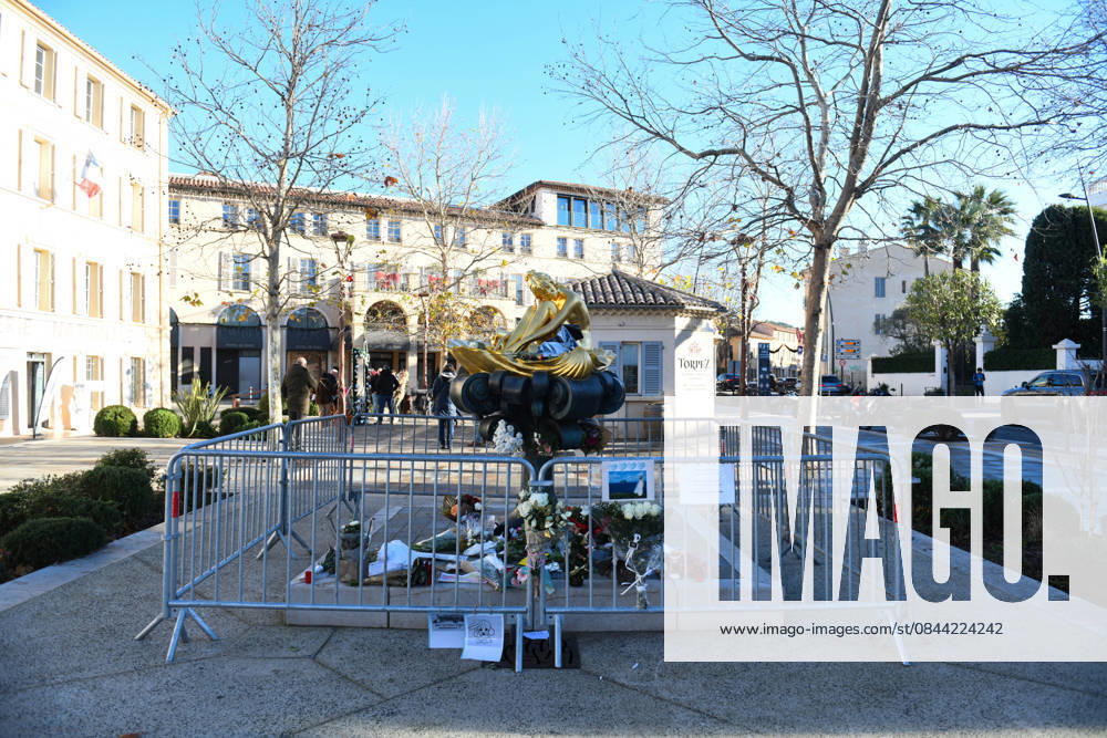 Brigitte Bardot Statue Memorial - Saint Tropez A memorial takes shape around the statue of Brigitte Bardot in Saint Tropez, France on December 30, 2025, as flowers and farewell messages are left by visitors following the death of the actress, singer and animal rights activist at the age of 91. Photo by Florian Poitout ABACAPRESS.COM Saint-Tropez France