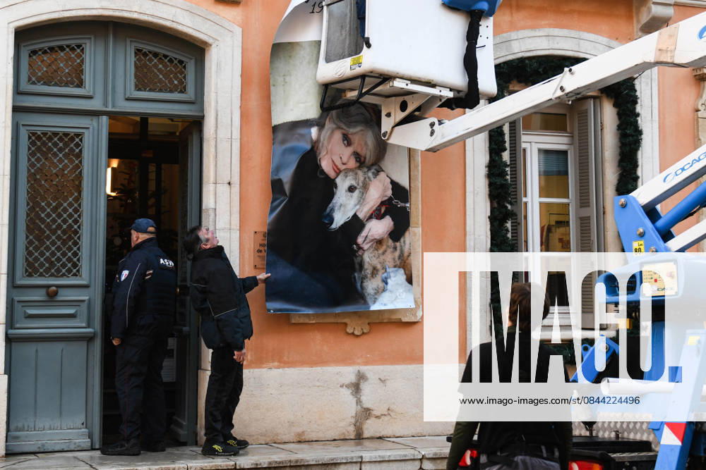 Brigitte Bardot Portraits Installed - Saint Tropez The Saint Tropez Town Hall installs two portraits of Brigitte Bardot on the building’s façade in Saint Tropez, France on December 30, 2025, following the death of the actress, singer and animal rights activist at the age of 91 in her home. Photo by Florian Poitout ABACAPRESS.COM Saint Tropez France