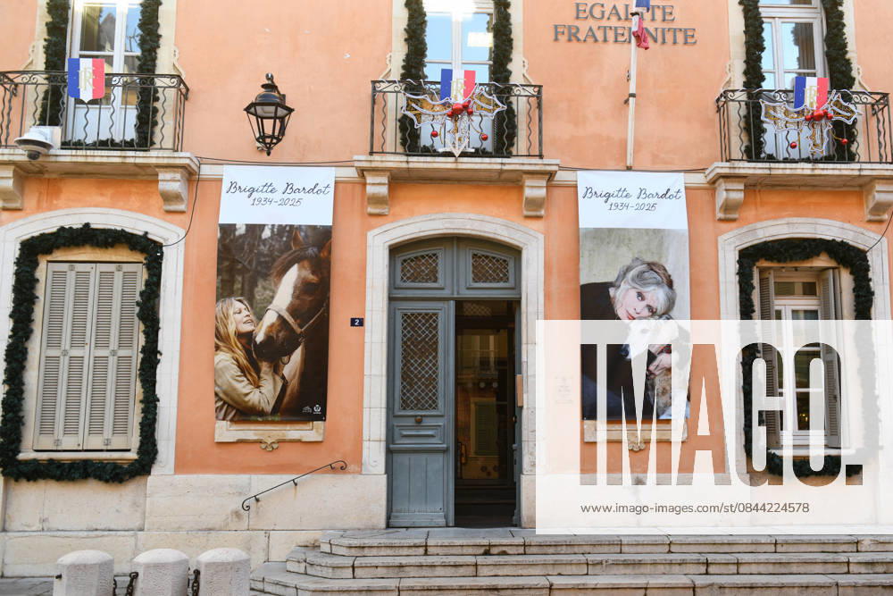 Brigitte Bardot Portraits Installed - Saint Tropez The Saint Tropez Town Hall installs two portraits of Brigitte Bardot on the building’s façade in Saint Tropez, France on December 30, 2025, following the death of the actress, singer and animal rights activist at the age of 91 in her home. Photo by ABACAPRESS.COM Saint Tropez France