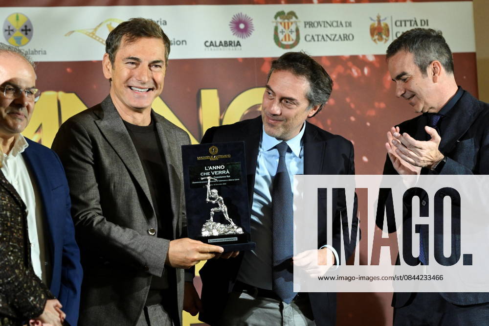 Press conference for the presentation of the RAI New Year s Eve program L anno che verro at the S. Giovanni Complex, Catanzaro. Pictured: Michele Affidato (L) presents a gift to host Marco Liorni (CS), presented by Nicola Fiorita (CD), Mayor of Catanzaro, and Roberto Occhiuto (D), President of the Calabria Region. Catanzaro, Italy 30 December 2025 Catanzaro Italy - ZUMAa289 20251230_zia_a289_050