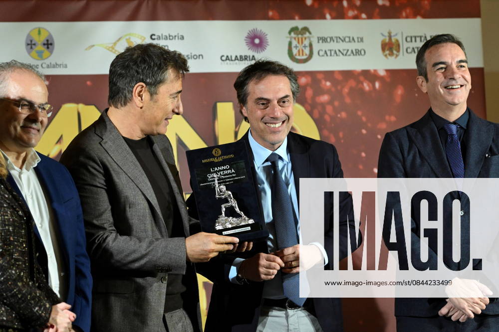 Press conference for the presentation of the RAI New Year s Eve program L anno che verro at the S. Giovanni Complex, Catanzaro. Pictured: Michele Affidato (L) presents a gift to host Marco Liorni (CS), presented by Nicola Fiorita (CD), Mayor of Catanzaro, and Roberto Occhiuto (D), President of the Calabria Region. Catanzaro, Italy 30 December 2025 Catanzaro Italy - ZUMAa289 20251230_zia_a289_051